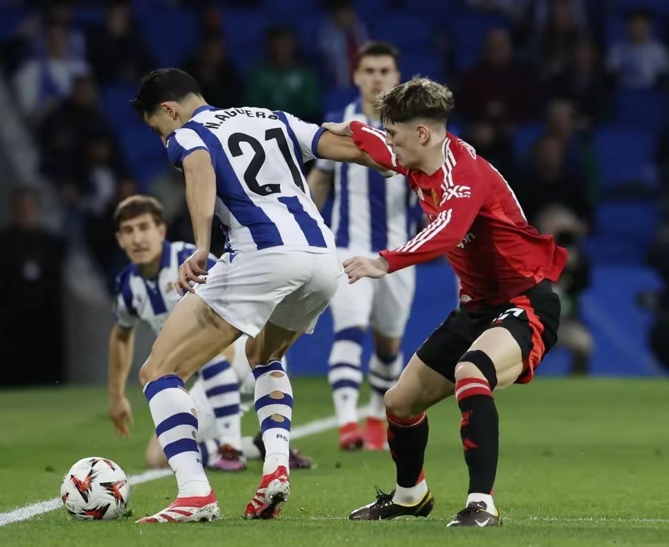  今晚欧联焦点战，阿斯顿维拉伤情更新，球迷炸锅，轮换策略成焦点