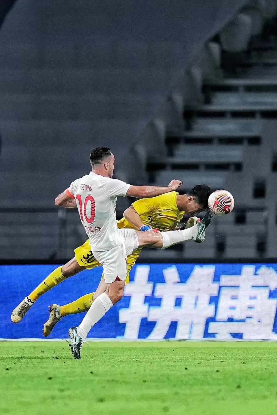 上海申花发布备战花絮,赛前再遭质疑,英超任务艰巨,阵容厚度经受考验(观看神舟十六号升空观后感) 上海申花发布备战花絮,赛前再遭质疑,英超任务艰巨,阵容厚度经受考验(观看神舟十六号升空观后感)