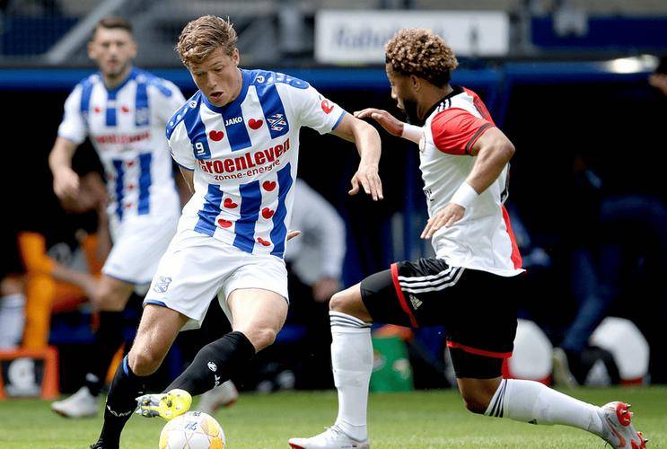 包含赛后荷甲焦点战，莱比锡战术微调，更衣室稳定，团队化学反应显著的词条